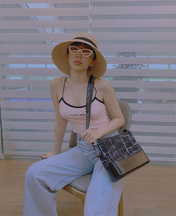 Cùng với nét gợi cảm nhẹ nhàng của các mẫu đầm ảnh hưởng phong cách slip dress, trang phục hai dây của Tóc Tiên sẽ mang lại hình ảnh năng động khi phối cùng jeans, short jeans hay các kiểu chân váy chữ A dáng ngắn.