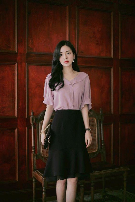 Sơ mi cổ điển tay lỡ được cắt may trên các chất liệu vải gam màu thanh nhã. Phối hợp cùng các kiểu áo này, chị em văn phòng có thể chọn thêm chân váy đen các dáng bút chì, váy midi hay váy chữ A dáng ngắn Sơ mi cổ điển tay lỡ được cắt may trên các chất liệu vải gam màu thanh nhã. Phối hợp cùng các kiểu áo này, chị em văn phòng có thể chọn thêm chân váy đen các dáng bút chì, váy midi hay váy chữ A dáng ngắn