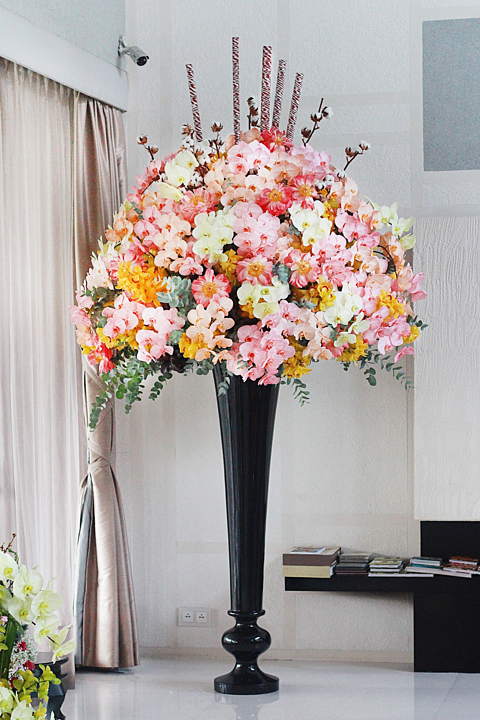  Bình hoa cao 2m được một doanh nhân ở quận 1 đặt mua. Ảnh: Flowerbox.