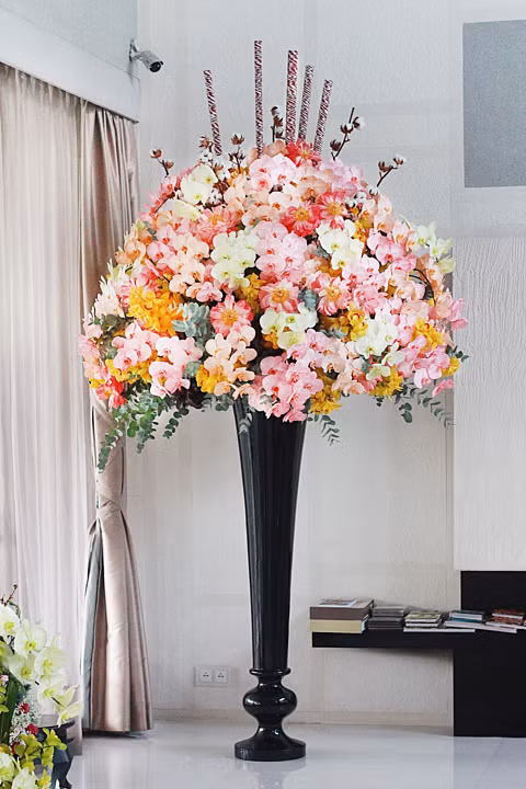  Bình hoa cao 2m được một doanh nhân ở quận 1 đặt mua. Ảnh: Flowerbox.