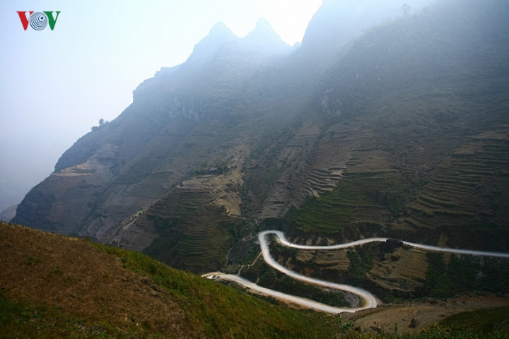 Hơn một trăm năm trước, các học giả người Pháp đã gọi đỉnh Mã Pì Lèng (Mèo Vạc) có độ cao 2.000m so với mặt nước biển và cao nguyên đá Đồng Văn là “Tượng đài địa chất”. Đèo dài 12km trên cung đường 22km từ Đồng Văn tới Mèo Vạc - con số này nghe qua quá ư khiêm tốn, nhưng ở đây nó xứng đáng là kỷ lục. Hơn một trăm năm trước, các học giả người Pháp đã gọi đỉnh Mã Pì Lèng (Mèo Vạc) có độ cao 2.000m so với mặt nước biển và cao nguyên đá Đồng Văn là “Tượng đài địa chất”. Đèo dài 12km trên cung đường 22km từ Đồng Văn tới Mèo Vạc - con số này nghe qua quá ư khiêm tốn, nhưng ở đây nó xứng đáng là kỷ lục.