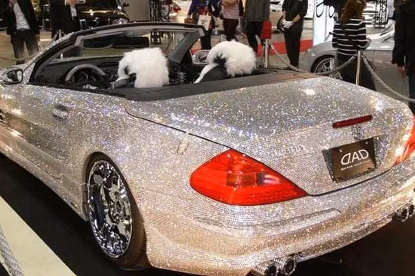 Có tổng công 600 viên kim cương được bọc cho chiếc xe này.