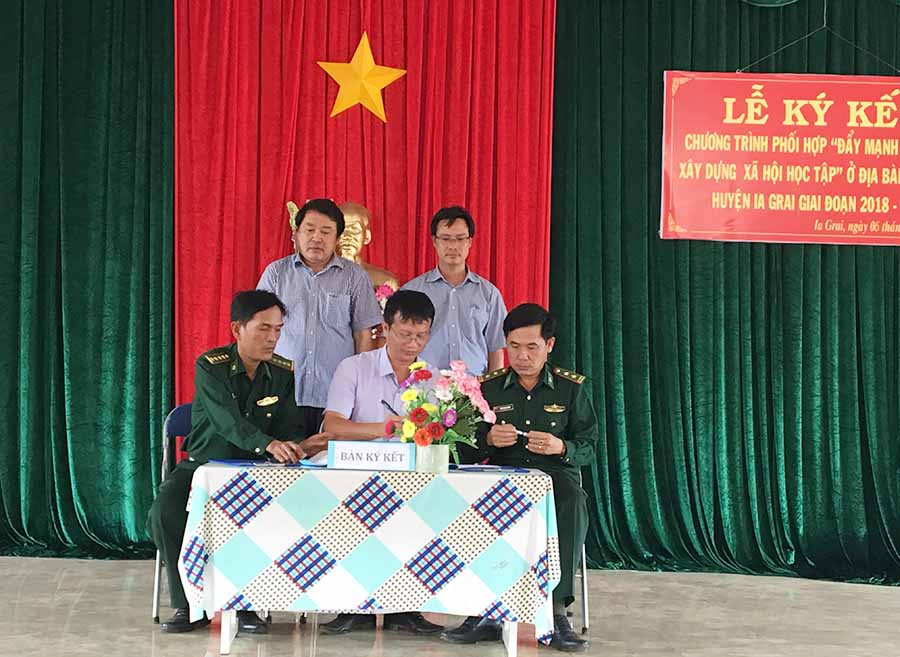 Các bên ký kết chương trình phối hợp “Đẩy mạnh công tác xây dựng xã hội học tập”. Ảnh: Nguyễn Giang