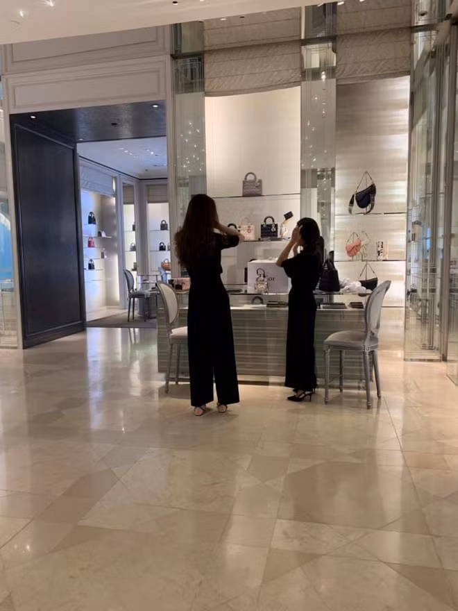 Trang cá nhân của Cường Đô La được cập nhật thường xuyên tình cảm của hai người so với khi yêu Hà Hồ hay Hạ Vi. Anh chia sẻ từng khoảnh khắc bên vợ và con trai riêng. Hôm 7/3, Cường Đô La đăng ảnh cùng vợ đi mua sắm: “Quốc tế phụ nữ vui vẻ nhé vợ yêu”.