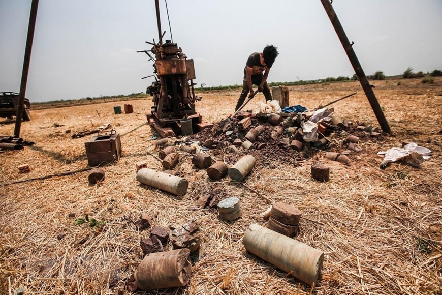 Tại địa bàn xã Ealê (huyện Ea Súp), tình trạng thiếu nước đã ở mức báo động. Ngay cả việc khoan giếng lấy nước tưới dường như cũng là công việc bất khả thi vì ngay phía dưới lớp đất trồng chỉ toàn đá và... đá