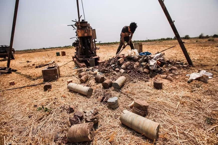 Tại địa bàn xã Ealê (huyện Ea Súp), tình trạng thiếu nước đã ở mức báo động. Ngay cả việc khoan giếng lấy nước tưới dường như cũng là công việc bất khả thi vì ngay phía dưới lớp đất trồng chỉ toàn đá và... đá