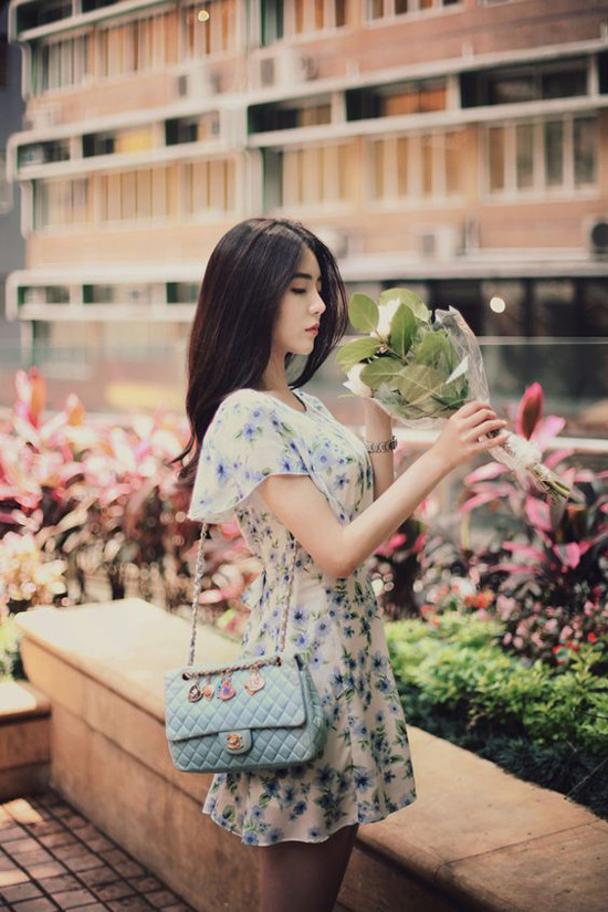 Đầm hoa khi đi làm lại được xây dựng trên các chất liệu vải cotton, linen, kate lụa...  Đầm hoa khi đi làm lại được xây dựng trên các chất liệu vải cotton, linen, kate lụa...