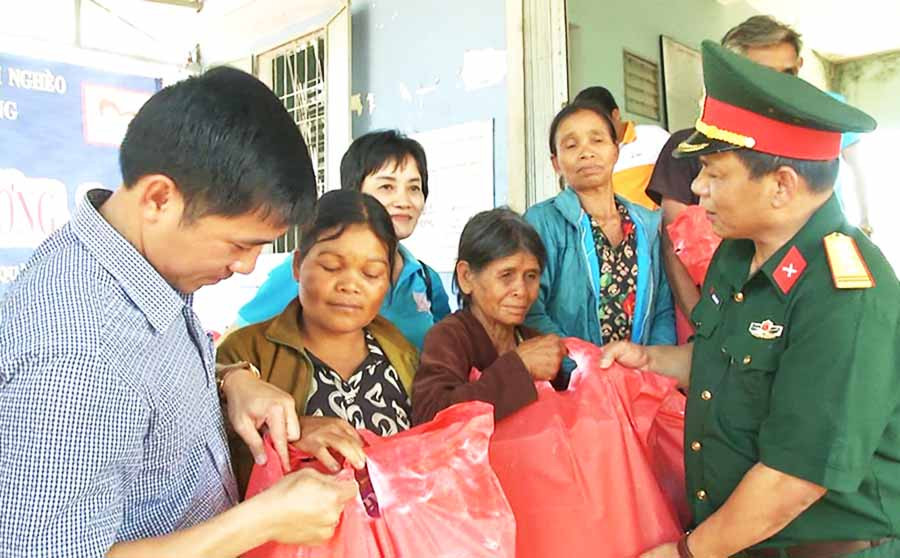  Trao quà cho hộ nghèo, gia đình chính sách. Ảnh: P.D