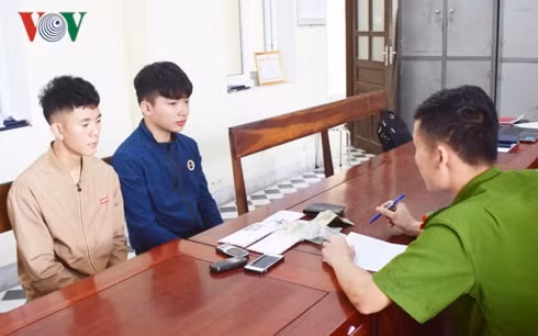  2 đối tượng Phú và Hoàng tại cơ quan điều tra