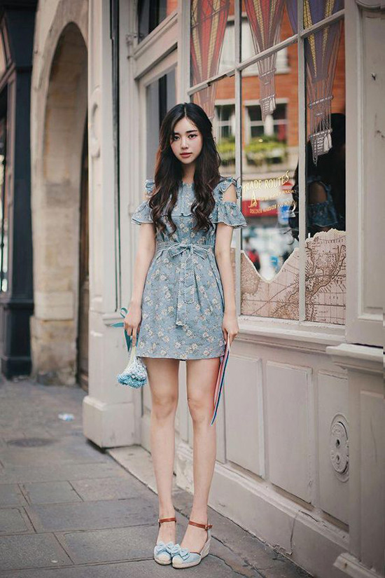 Váy hoa cho ngày hè còn được thêm các điểm cut-out để tăng sự gợi cảm và phù hợp với mùa nóng. Váy hoa cho ngày hè còn được thêm các điểm cut-out để tăng sự gợi cảm và phù hợp với mùa nóng.