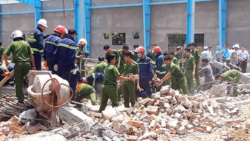 Cảnh sát tìm kiếm nạn nhân bị vùi lấp . Ảnh: Vĩnh Nam.