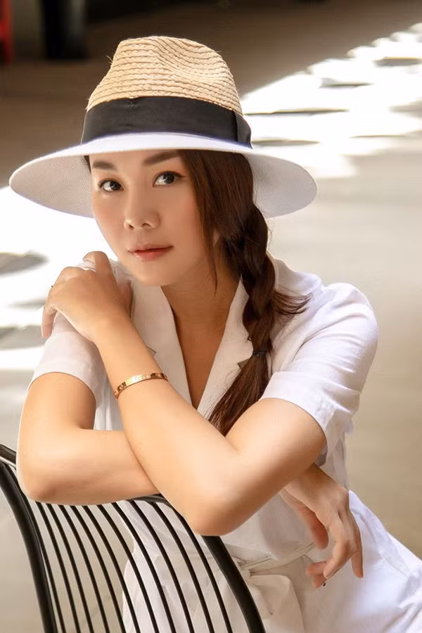  'Đến hẹn lại lên', mùa hè luôn là thời điểm thích hợp để chưng dụng các kiểu mũ - nón làm bằng các chất liệu thiên nhiên. Là một người 'nghiện' đội mũ nan, Thanh Hằng đã sắm cả loạt mũ mới để mix đồ hợp mùa.