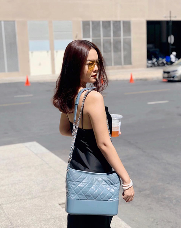  Muốn trở thành cô nàng sành điệu với xu hướng hè 2019, các nàng chỉ cần chọn một mẫu đầm hai dây phù hợp phom dáng, chất liệu cao cấp như Phạm Quỳnh Anh.