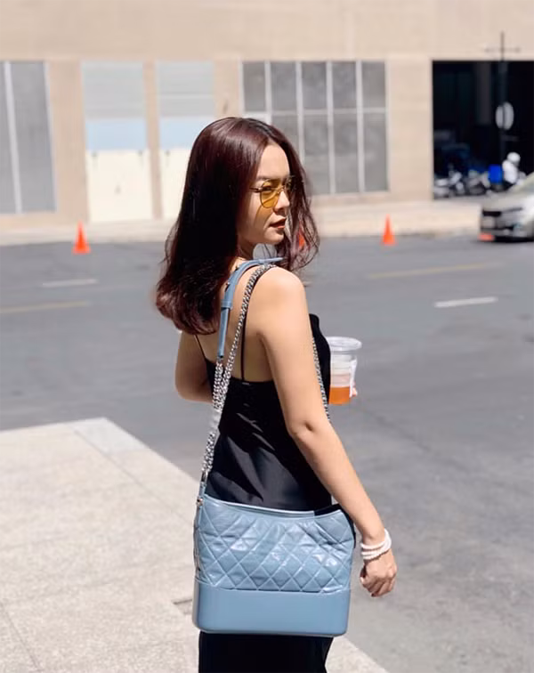  Muốn trở thành cô nàng sành điệu với xu hướng hè 2019, các nàng chỉ cần chọn một mẫu đầm hai dây phù hợp phom dáng, chất liệu cao cấp như Phạm Quỳnh Anh.