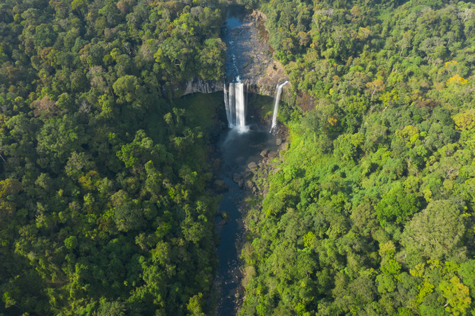 Thác Hang Én nơi đầu nguồn sông Côn nằm giáp ranh giữa hai tỉnh Gia Lai và Bình Định, thuộc địa phận huyện K'bang (Gia Lai). Đây là điểm du lịch khám phá không dành cho những người yếu tim, nếu muốn chinh phục bắt buộc phải có thổ địa hướng dẫn, vì đường đi trekking-hiking hiểm trở với những mối đe dọa tiềm ẩn giữa chốn “thâm sơn cùng cốc”. Thác Hang Én nơi đầu nguồn sông Côn nằm giáp ranh giữa hai tỉnh Gia Lai và Bình Định, thuộc địa phận huyện K'bang (Gia Lai). Đây là điểm du lịch khám phá không dành cho những người yếu tim, nếu muốn chinh phục bắt buộc phải có thổ địa hướng dẫn, vì đường đi trekking-hiking hiểm trở với những mối đe dọa tiềm ẩn giữa chốn “thâm sơn cùng cốc”.