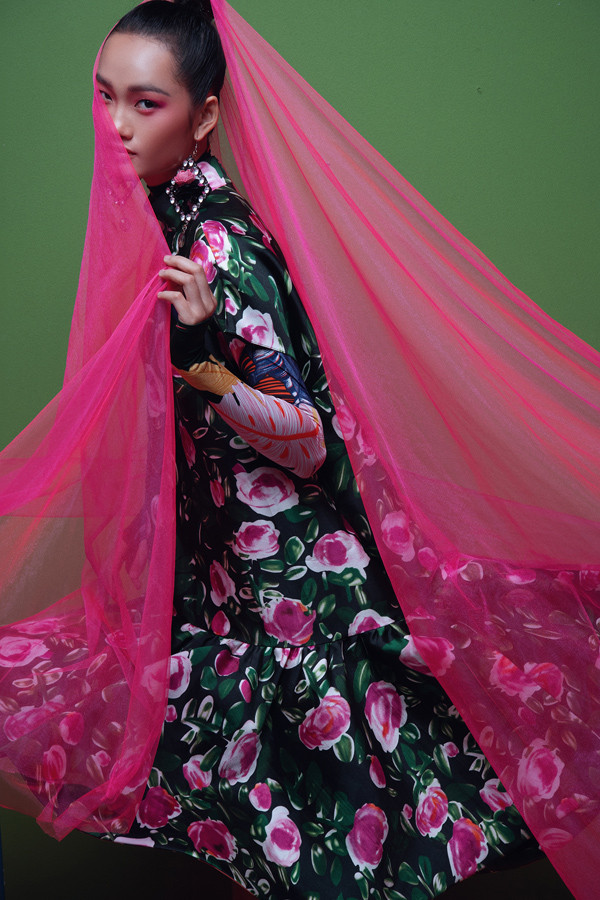 Loạt tác phẩm được phác họa bắt nguồn từ tinh thần street style ở các tuần lễ thời trang lớn. Họ đều xuất hiện với diện mạo độc đáo, cá tính, thể hiện rõ tinh thần tự do, phóng khoáng, không theo bất kỳ khuôn khổ nào. Loạt tác phẩm được phác họa bắt nguồn từ tinh thần street style ở các tuần lễ thời trang lớn. Họ đều xuất hiện với diện mạo độc đáo, cá tính, thể hiện rõ tinh thần tự do, phóng khoáng, không theo bất kỳ khuôn khổ nào.