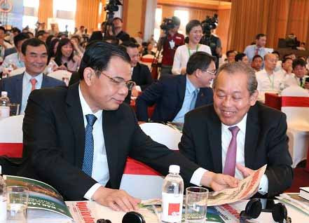 Đồng chí Trương Hòa Bình-Phó Thủ tướng Thường trực Chính phủ và Đồng chí Nguyễn Xuân Cường- Bộ Trưởng Bộ Nông nghiệp và PTNT trao đổi tại Hội nghị. Ảnh: Bá Thăng