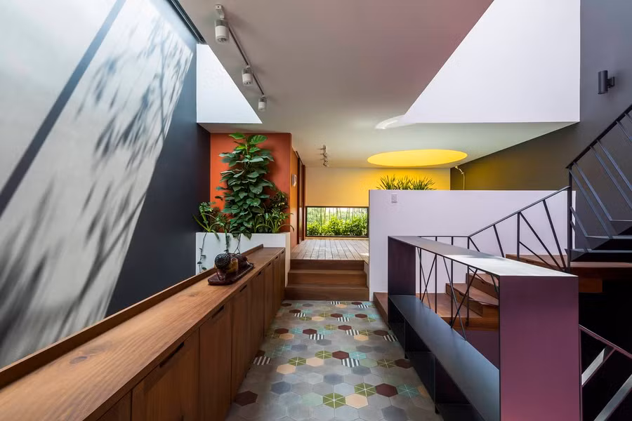 Để khắc phục nhược điểm của những ngôi nhà ống 3 mặt giáp hàng xóm, thường thiếu ánh sáng và gió tự nhiên, dễ tạo cảm giác tù túng, kiến trúc sư Mỹ An Phạm Thị, Long Phan Nguyễn Thành, Michael Charruault (MM++ Architects) đã thiết kế hai giếng trời và một cửa sổ trên mái.