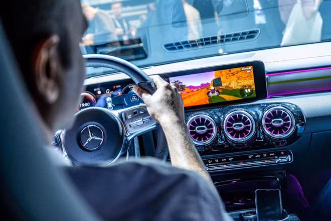 Chỉ có thể chơi game khi xe ở trạng thái đỗ. Ảnh: CarBuzz.