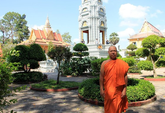  Thượng tọa Lý Đức, trụ trì chùa Som Rong và cũng là người thiết kế ngôi tháp