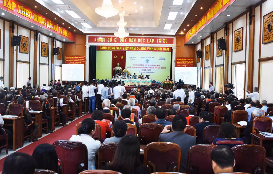 Quang cảnh hội nghị tổng kết 10 năm thực hiện Quyết tâm thư của già làng các dân tộc Tây Nguyên. Ảnh: Minh Nguyễn