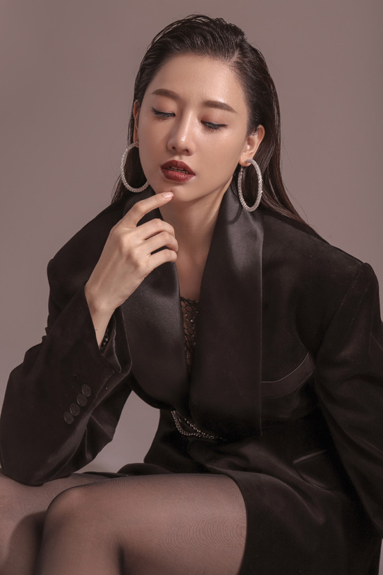 Bộ ảnh được thực hiện với sự hỗ trợ của nhiếp ảnh Nguyễn Du, concept stylist Kelbin Lei, trang điểm Đỗ Hoàng Vũ, làm tóc Nguyễn Thu Giang, lighting Qui Ba Cao, retouch Nguyễn Trường, assistant Nguyên Jen.