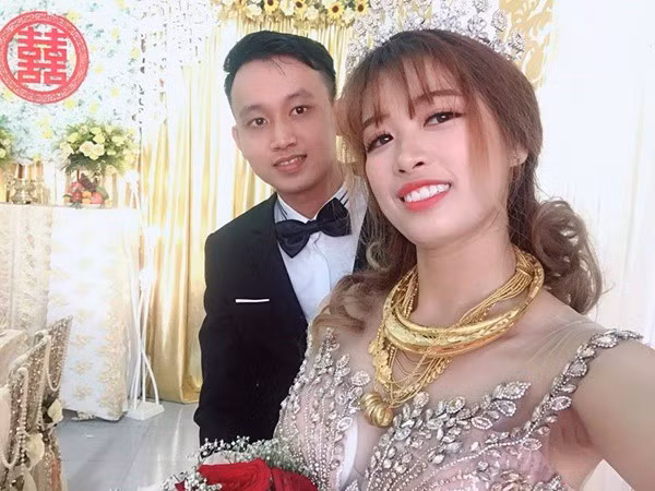 Cô dâu Hoàng Quyên cùng chú rể Phước Vinh trong ngày cưới. 