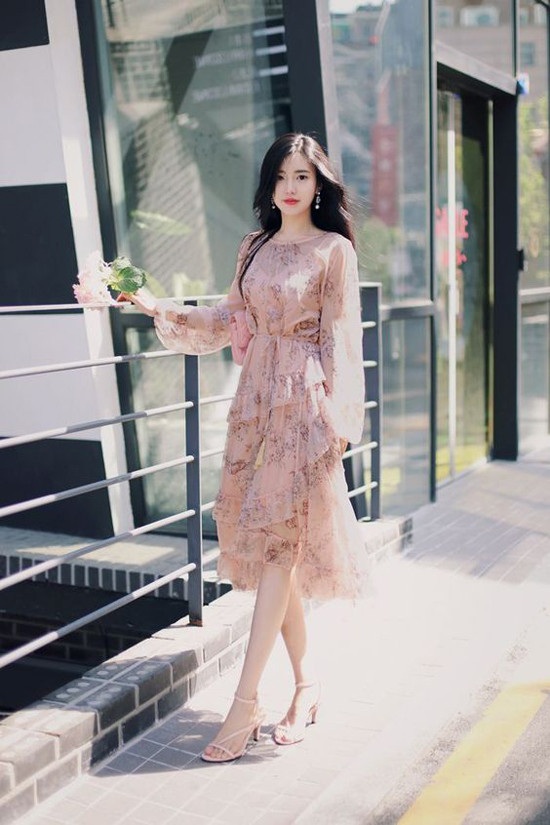 Váy hoa thiết kế trên các chất liệu mềm mỏng luôn được phái đẹp yêu thích bởi nó mang đến hình ảnh dịu dàng và nữ tính cho người mặc. Đặc biệt, trong không khí xuân hè, vải in hoa đánh dấu sự lên ngôi. Váy hoa thiết kế trên các chất liệu mềm mỏng luôn được phái đẹp yêu thích bởi nó mang đến hình ảnh dịu dàng và nữ tính cho người mặc. Đặc biệt, trong không khí xuân hè, vải in hoa đánh dấu sự lên ngôi.