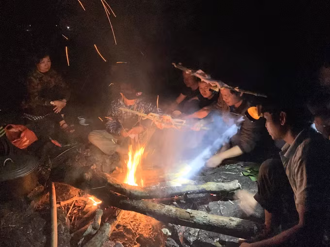 Sau một ngày băng rừng xuyên suốt, cả nhóm bắt đầu hạ trại khi hoàng hôn buông xuống. Cắm trại qua đêm tại đây là một trải nghiệm thú vị giữa nơi không sóng điện thoại, không wifi. Nhóm lửa nấu ăn, mùi khói bếp, mùi thịt heo nướng thơm lừng lan tỏa. Mọi người cùng nhau sẻ chia vắt cơm cháy giữa rừng. Đây cũng là thời điểm lý tưởng để ngắm sao đêm và hòa mình vào cái lạnh đêm khuya đặc trưng của vùng cao nguyên lộng gió.