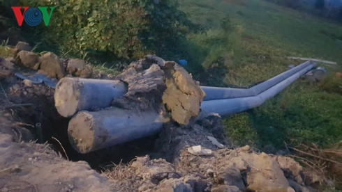  Cột điện cao 14m nhưng hố chôn trụ điện chỉ sâu 1,4m.