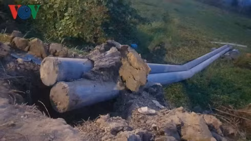  Cột điện cao 14m nhưng hố chôn trụ điện chỉ sâu 1,4m.