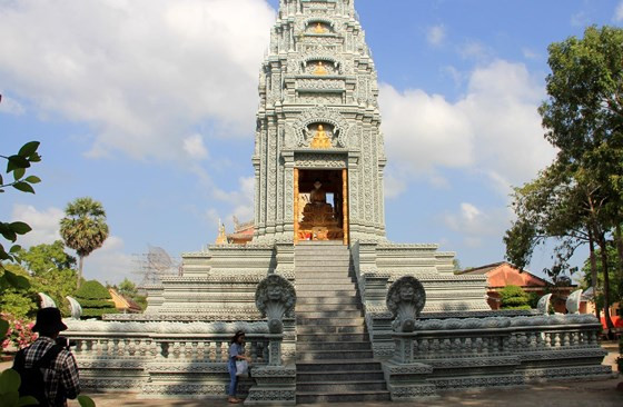  Mặt chính của ngôi tháp