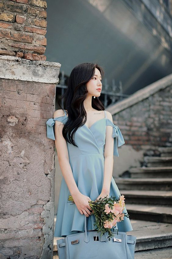 Đầm rớt vai hay các kiểu váy thắt nơ là trang phục dành cho bạn gái yêu phong cách 'bánh bèo' và muốn thể hiện 'thần thái tiểu thư' khi đi làm.