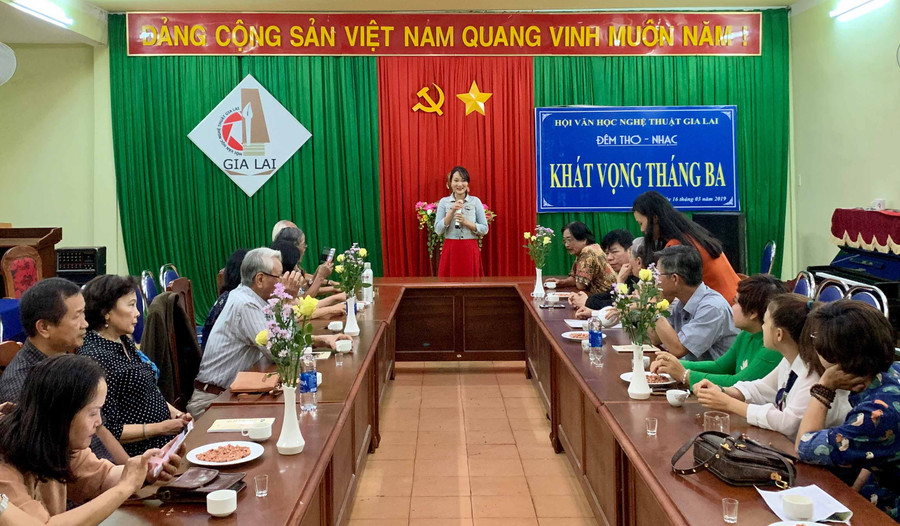 Đêm thơ-nhạc diễn ra trong không khí gần gũi, ấm áp. Ảnh: Phương Vi Đêm thơ-nhạc diễn ra trong không khí gần gũi, ấm áp. Ảnh: Phương Vi