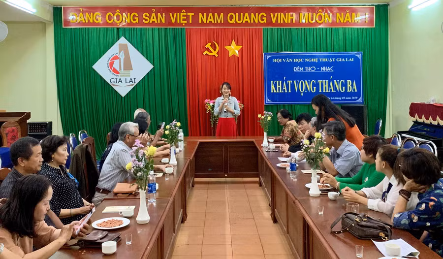 Đêm thơ-nhạc diễn ra trong không khí gần gũi, ấm áp. Ảnh: Phương Vi