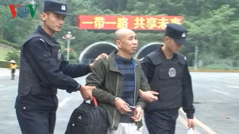  Đối tượng Trịnh Đức Thọ được Công an Trung Quốc di lý về cửa khẩu quốc tế Hữu Nghị để trao trả cho Công an Việt Nam