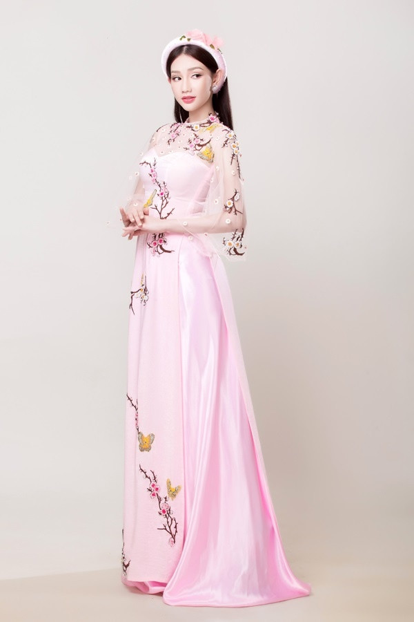 Bên cạnh những tà áo sử dụng vải trơn hoặc in kỹ thuật số, nhà thiết kế còn giới thiệu dòng áo thêu và đính đá. Bên cạnh những tà áo sử dụng vải trơn hoặc in kỹ thuật số, nhà thiết kế còn giới thiệu dòng áo thêu và đính đá.