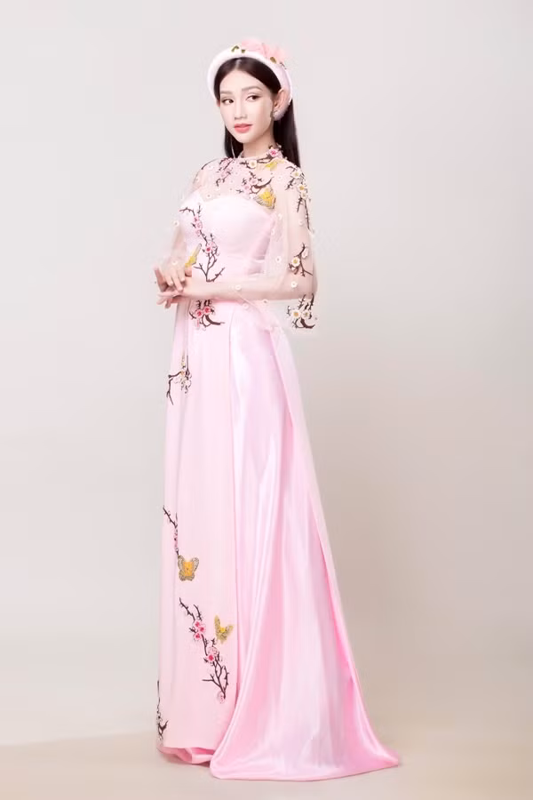 Bên cạnh những tà áo sử dụng vải trơn hoặc in kỹ thuật số, nhà thiết kế còn giới thiệu dòng áo thêu và đính đá.