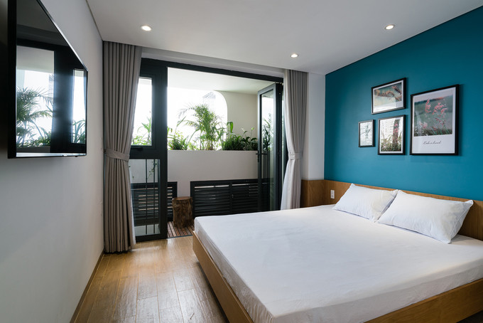  Phần phía sau là các căn hộ một mặt sàn với khu bếp và nhà vệ sinh nhỏ gọn, phòng khách và phòng ngủ liên hoàn, có vách rèm linh động đóng mở hai không gian. 