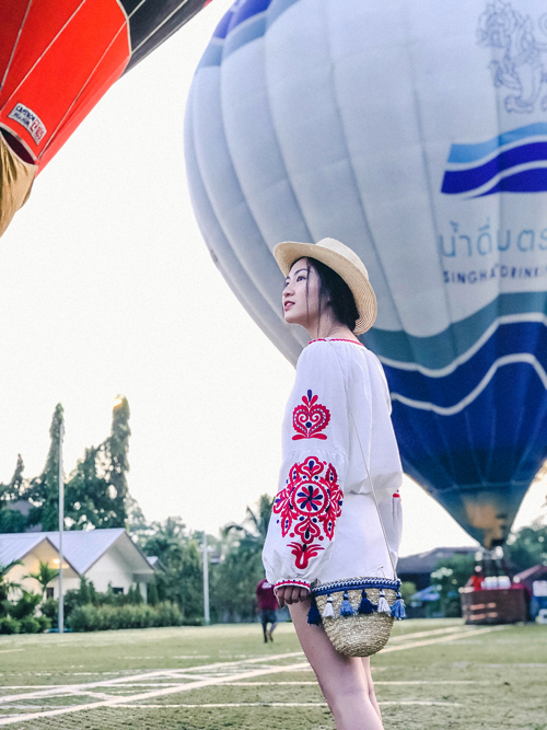 Vy tham gia tour du ngoạn bằng khinh khí cầu để ngắm Chiang Mai từ trên cao. Leo lên chiếc khí cầu nhiều màu sắc được đốt nóng bằng khí ga, từ từ rời mặt đất, sau đó lơ lửng trên không trung, giơ tay ra là có thể chạm ngay vào mây và thu vào mắt từng cánh đồng xanh mướt, các ngôi chùa cổ kính hay những nông trang yên bình... là trải nghiệm không thể nào quên. Cô nàng cũng không quên ghé qua Mea Hong Son, một tỉnh vùng cực Tây của Thái Lan giáp biên giới Myanmar. Nơi này có một thị trấn nhỏ thơ mộng mang đậm nét kiến trúc theo phong cách Trung Hoa, cùng resort nổi tiếng Lee Win Rak Thai với những ngôi nhà ẩn hiện trên sườn đồi, bên vườn trà thơm ngát mộc mạc yên bình trong sương sớm. Vy tham gia tour du ngoạn bằng khinh khí cầu để ngắm Chiang Mai từ trên cao. Leo lên chiếc khí cầu nhiều màu sắc được đốt nóng bằng khí ga, từ từ rời mặt đất, sau đó lơ lửng trên không trung, giơ tay ra là có thể chạm ngay vào mây và thu vào mắt từng cánh đồng xanh mướt, các ngôi chùa cổ kính hay những nông trang yên bình... là trải nghiệm không thể nào quên. Cô nàng cũng không quên ghé qua Mea Hong Son, một tỉnh vùng cực Tây của Thái Lan giáp biên giới Myanmar. Nơi này có một thị trấn nhỏ thơ mộng mang đậm nét kiến trúc theo phong cách Trung Hoa, cùng resort nổi tiếng Lee Win Rak Thai với những ngôi nhà ẩn hiện trên sườn đồi, bên vườn trà thơm ngát mộc mạc yên bình trong sương sớm.