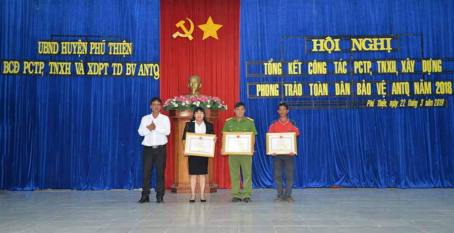 1Ông Rơ Chăm La Ni-Chủ tịch UBND huyện Phú Thiện trao Bằng khen của Chủ tịch UBND tỉnh cho các tập thể, cá nhân-Ảnh Nguyễn Hữu