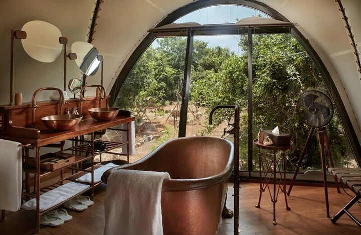 Nội thất làm từ chất liệu có sẵn ở địa phương nhưng mang dáng dấp hiện đại.