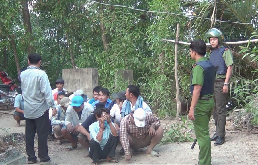 Có tổng cộng 88 con bạc bị cảnh sát khống chế, bắt giữ Có tổng cộng 88 con bạc bị cảnh sát khống chế, bắt giữ