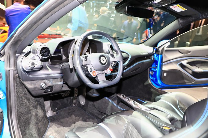 Khoang lái F8 Tributo giữ những nét đặc trưng của thương hiệu Italy. Tất cả các chi tiết thiết kế hướng đến người lái. Màn hình thông tin giải trí cảm ứng 7 inch. Chất liệu da, carbon có ở khắp mọi nơi. 