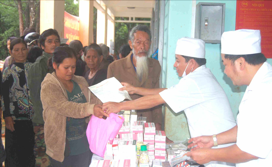 Cán bộ y bác sĩ Bệnh viện Quân y 211 khám bệnh cấp thuốc miễn phí cho bà con ở Chư Sê. Ảnh: Lê Quang Hồi