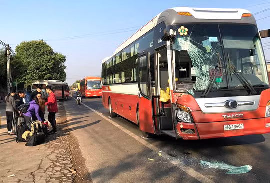  Cú tông mạnh khiến xe khách của hãng Thành Bưởi hư hỏng nặng phần đầu xe bên phía phụ