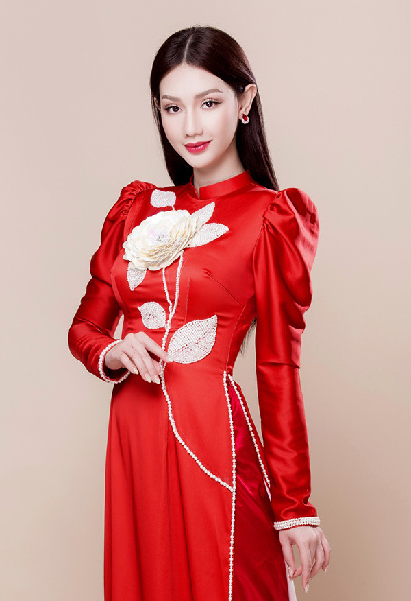  Nhà thiết kế chọn diễn viên Quỳnh Chi thể hiện các tà áo mới. Trong ảnh, cô diện áo có cầu vai phồng.