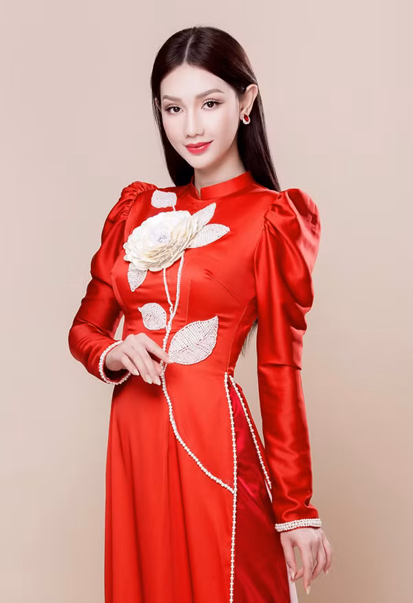  Nhà thiết kế chọn diễn viên Quỳnh Chi thể hiện các tà áo mới. Trong ảnh, cô diện áo có cầu vai phồng.