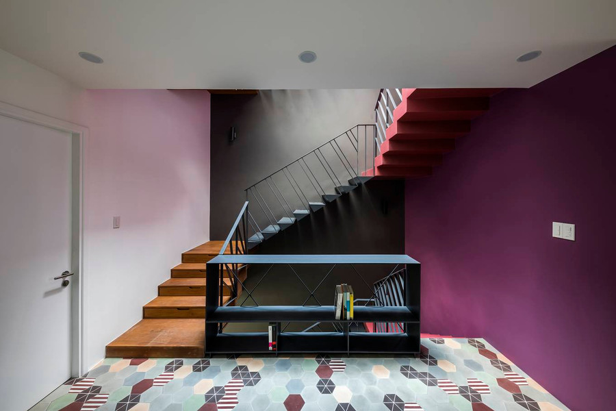 Ở các chiếu nghỉ, lan can biến thành các kệ sách...