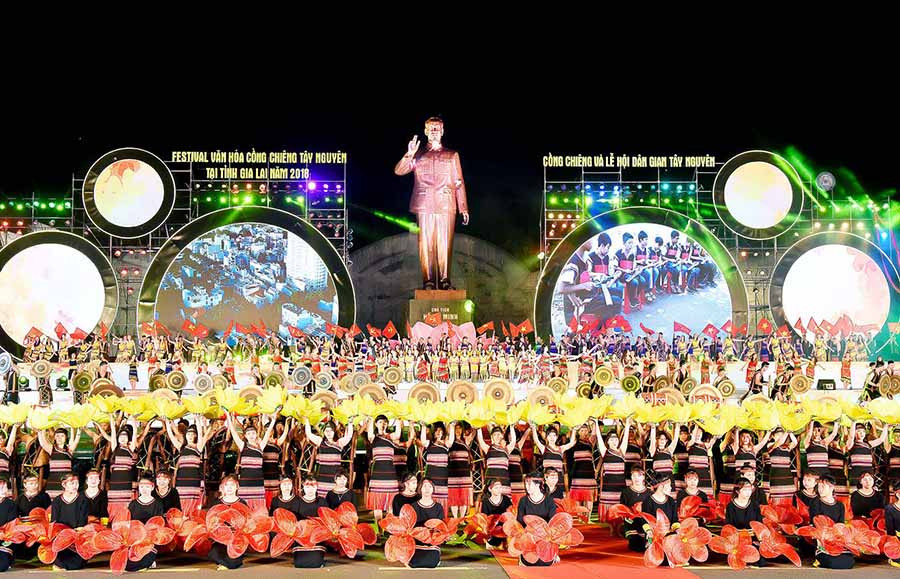  Quang cảnh lễ khai mạc Festival Văn hóa Cồng chiêng Tây Nguyên năm 2018 tại Gia Lai. Ảnh: Đ.T